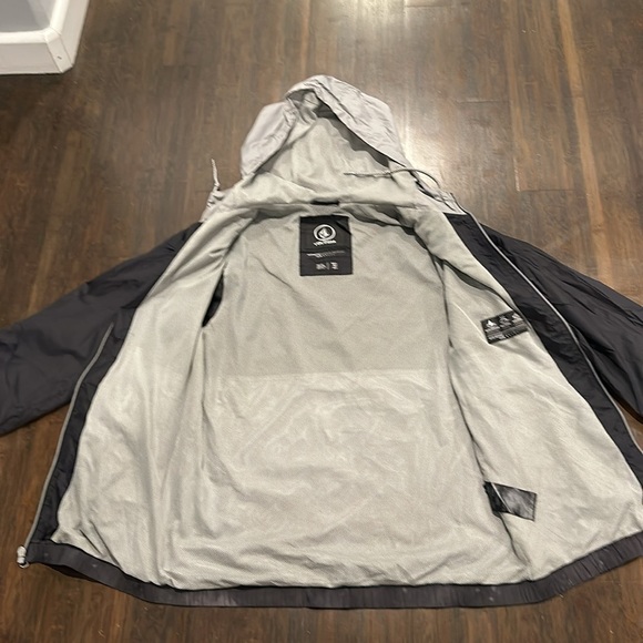 Men’s Volcom Rain jacket. Barely used. Excellent condition - Picture 4 of 4